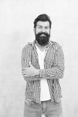 Mutlu kahkahalar Gülümseyen mavi geçmişi olan mutlu bir hippi. Sakallı adam sıradan bir şekilde gülümsüyor. Ağız temizliği. Diş hekimliği. Diş sağlığı kliniği. Diş sağlığı. Diş beyazlatma. Berber dükkanı. Kuaför salonu.