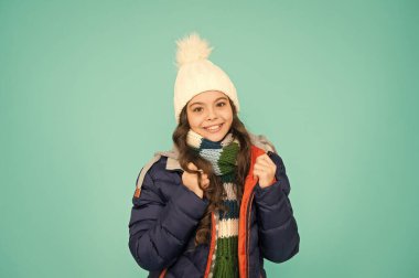 Aktif çocuklar için tasarlanmış kıyafetler. Kışın giyilen mutlu çocuk. Sıradan tarzda küçük bir çocuk. Moda görünümlü küçük bir çocuk. Kış modası ve tarzı. Açık hava oyunları için modaya uygun trendler