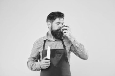 Sakallı, önlüklü, bıçaklı, taze, olgun, kırmızı domates kokulu, nefis bir adam.