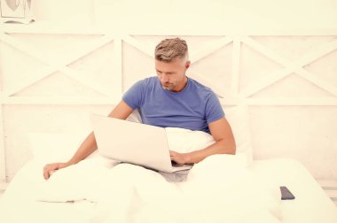 Evden çalışıyorum. Mesajları kontrol ediyorum. Olgun erkek pijamaları. Bilgisayarlı bir iş adamı. Hippi dizüstü bilgisayarda çalışır. Yatak odası yeni ofis oldu. Uzaktan kumanda. İnternetten alışveriş. Çevrimiçi iletişim