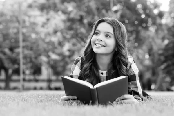 Laat je creatief vermogen onderzoeken. Gelukkig kind las boek liggend op groen gras. Onderwijs lezen. Boeken leren. Schoolbibliotheek. Literatuurles. Verbeelding en fantasie. Kennisdag — Stockfoto