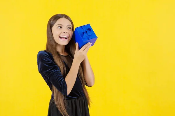 Förvånad flicka unge shoppare med glad ansikte innehav presentförpackning, kopiera utrymme, shopaholic — Stockfoto