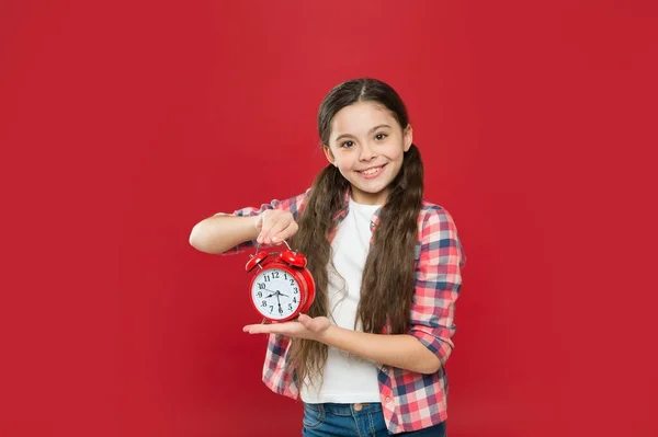 Fetiță zâmbitoare cu ceas deșteptător mecanic, înapoi la școală — Fotografie, imagine de stoc