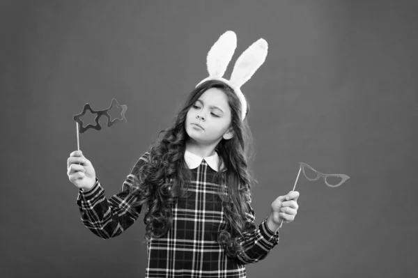 Atividades tradicionais do partido. Material de cabine. Hora da festa. Anima-te. Um coelhinho giro. A divertir-me. Orelhas de coelhinho. Menina no coelho da Páscoa na caça ao ovo. Festa e evento social. Férias familiares — Fotografia de Stock