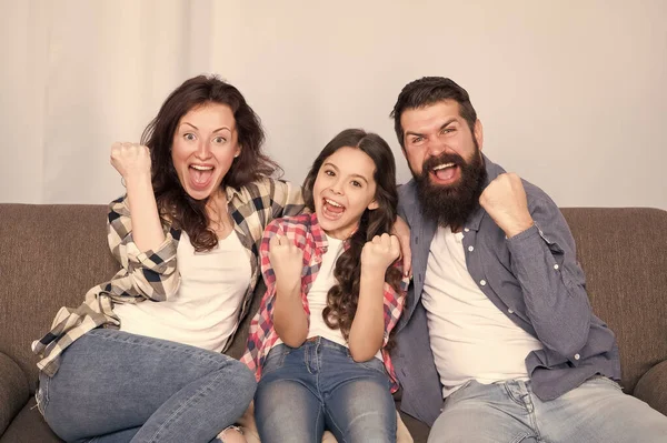 Saamhorigheid is onze kracht. Eindelijk een weekend. Meisje ontspannen met ouders. Blijf thuis. Familie zit op de bank. Gelukkige vader, moeder en dochter. Quarantaine en isolatieconcept. Glimlachende familie — Stockfoto