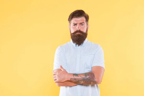 Brutal homme barbu en chemise blanche. Chef professionnel. hipster caucasien avec barbe. maître coiffeur mature. salon de coiffure et concept de coiffeur. cheveux masculins élégant et beauté — Photo