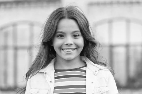 Μικρό κορίτσι πανέμορφο χτένισμα αξιολάτρευτο χαμόγελο αστικό υπόβαθρο, οδοντιατρική έννοια — Φωτογραφία Αρχείου