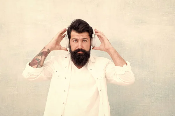 L'homme écoute de la musique avec plaisir. homme barbu élégant dans les écouteurs écoutant de la musique. Hipster à longue barbe. Des écouteurs modernes. Écouter de la musique pour motivation et inspiration — Photo