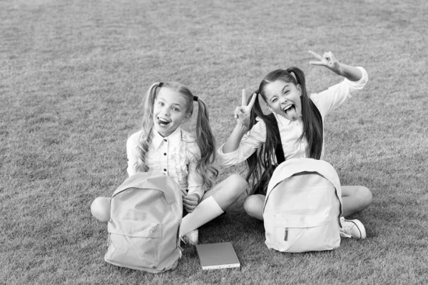 Groepsstudie buitenshuis meisjes klasgenoten met rugzakken, speelse kinderen concept — Stockfoto
