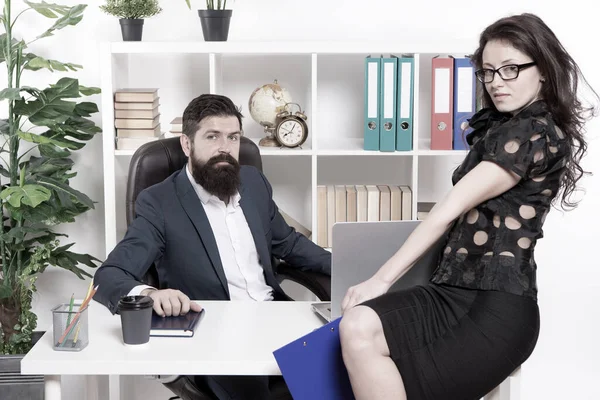 現代のビジネスカップルは現代オフィスで働いています。ビジネスマンだ。正式なファッションドレスコード。近代的なオフィスでのビジネスカップル。コラボレーション。髭を生やした男とセクシーな女。現代の生活 — ストック写真