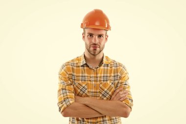 İş adamı besler. İnsan ya da işçi beyazda izole edilmiş. Sert şapkalı kendine güvenen bir adam. İnşaat işçisi ya da inşaatçı. Profesyonel adam kollarını kavuşturur. Yenileme ve onarım. Yapım ve inşa