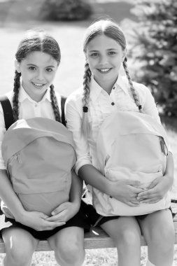 Yaz parkında mutlu gülümseyen öğrenciler. Okul çantalı kızlar. Sırt çantalı çocuk. Mutlu zamanlar. Parkta sırt çantalı küçük kızlar. Sırt çantalı çocuklar gülümsüyor