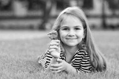 Sana ve gülüşüne değer veriyorum. Mutlu çocuk yeşil çimenleri gevşet. Cilt bakım ürünleri. Yaz cilt bakımı. Saç bakım kozmetikleri. Doğal saç bakımı. Güzellik salonu. Çocuk bakımı ve çocuk sağlığı hizmetleri, kopyalama alanı