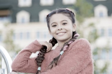 Sıradan ama şık görünmeyi severim. Küçük mankenin güzel görünüşü. Şehir geçmişinde şık görünümlü sevimli bir kız. Küçük çocuk yaz gününde doğal taze görünüşün tadını çıkarıyor.