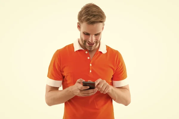 Lettura SMS in arrivo. Uomo felice leggere sms su smartphone isolato su bianco. Messaggistica SMS. Servizio di messaggi brevi. Conferma di consegna SMS. Nuove tecnologie. Stile di vita mobile. Vita moderna — Foto Stock
