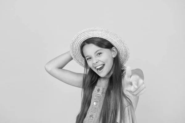 Miúdo sorridente de chapéu de palha. Criança pronta para a atividade na praia. infância feliz. férias de verão alegres e férias. criança moda sazonal. beleza despreocupada no fundo amarelo — Fotografia de Stock