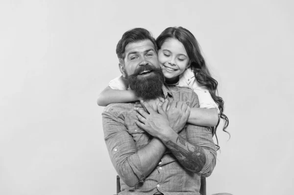 Père et petite fille heureuse s'amuser, répandre le concept d'amour — Photo