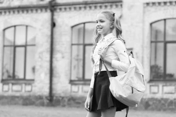 Αριστεία στην Εκπαίδευση. Έφηβη με σακίδιο. Το όμορφο κοριτσάκι κουβαλάει σχολική τσάντα. μελέτη και μάθηση έννοια. περιστασιακή φοιτητική ζωή. Ημέρα γνώσης. σύγχρονη σχολική εκπαίδευση. Χαρούμενη παιδική ηλικία — Φωτογραφία Αρχείου