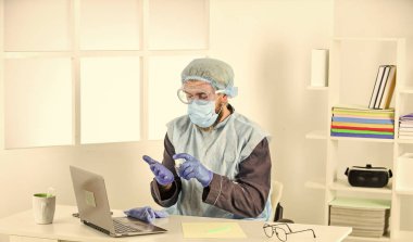 Dezenfekte konsepti. Temizlik ve Dezenfeksiyon. Bilgisayarı dezenfekte ediyorum. Temiz ve sıkça temas edilen yüzeyler. Elektronik temizlik spreyi. Kişisel hijyen. Koronavirüsten koru. Adam ekranı temizliyor