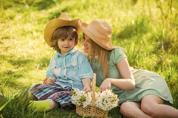 El mejor fin de semana. pasar tiempo libre juntos. relajarse en la naturaleza de primavera. belleza de las flores de cerezo de temporada. amor y momentos tiernos. Feliz Día de las Madres, disfruta del clima de verano. paternidad y paternidad —  Fotos de Stock