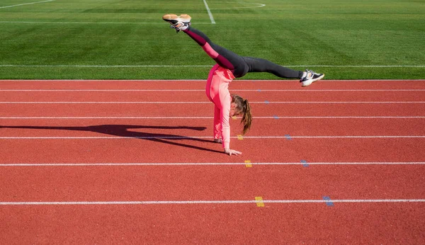 Egészséges gyermek lány edzés fitness stadion futópálya, torna — Stock Fotó