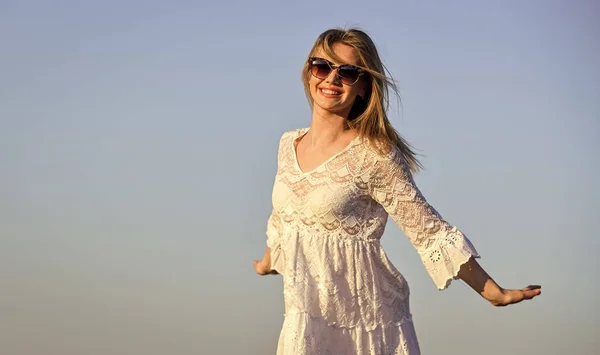 Veel plezier. perfecte zonsondergang of zonsopgang. mooie vrouw draagt een zonnebril. Vrouwelijke zomermode. sensuele schoonheid in witte jurk outdoor. Voorjaarsstemming. sexy meisje met blond haar op lucht achtergrond — Stockfoto