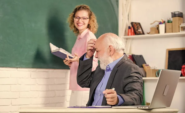 Clase de profesor y estudiante. La educación es el proceso de facilitar el aprendizaje o la adquisición de conocimientos habilidades valores creencias y hábitos. Lección escolar regular. Consejos para una lección exitosa —  Fotos de Stock