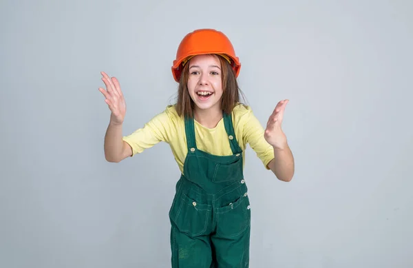 自分で未来を築け。国際労働者の日。電気技師は彼女のキャリアだ。ヘルメットの女の子は建築家を演じる。建物を建て直しました。子供の建設だ。エンジニアティーンは建設労働者です — ストック写真