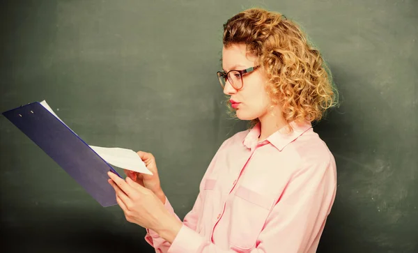 Saggio di scrittura. insegnante con cartella dei documenti. studente in occhiali alla lavagna. insegnante ragazza a lezione privata. anno scolastico. Ragazza prepararsi per gli esami. rapporto di progetto. Torniamo a scuola. Capricciosa ragazza — Foto Stock