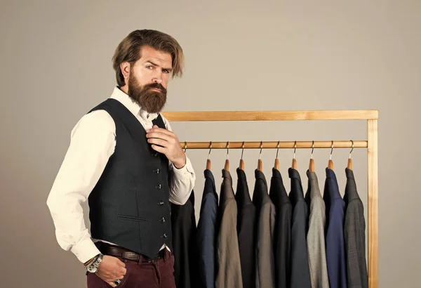 Guardarropa formal y de oficina. Hombre de negocios. sastre seguro de diseñar chaqueta masculina. apuesto sartor con cinta métrica. belleza masculina y la moda. barbudo hombre sastrería ropa — Foto de Stock