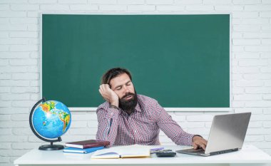 uyuyan erkek. resmi eğitim. Bilgi günü. Olgun sakallı öğretmen derste. Sınıfta tahtasıyla çalışan acımasız bir adam. Sınava hazırlan. Ders üzerine ders veren üniversite hocası. Okula geri dön.