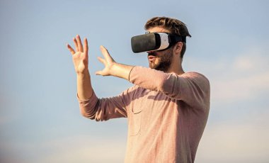 Sanal gerçeklik. Oyun online. Sanal gerçeklik gözlükleri. Kablosuz sanal gerçeklik gözlüklü yakışıklı adam. Artırılmış gerçeklik. Oyuncu konsepti. Modern teknoloji. Dijital gelecek ve yenilik. Siber Alan