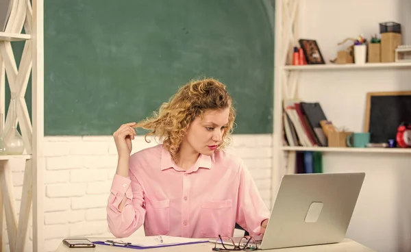 Educator surfen online. Leraren forum ondersteuning. Online gemeenschap voor leraren. Communicatie sociale netwerken. Moderne school. Lerarendag. Vrouw slimme opvoeder werken online. Intelligent meisje student — Stockfoto