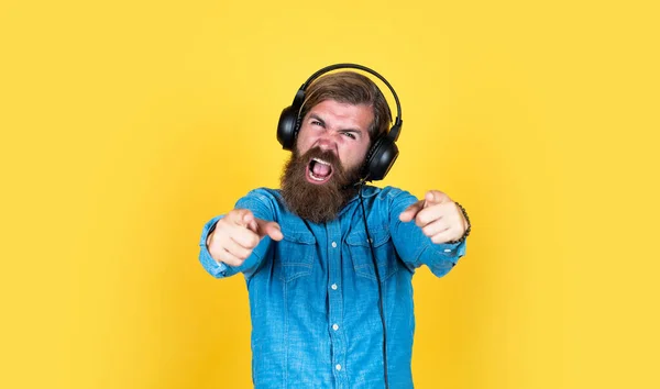 Szakállas, brutális férfi bajusszal fejhallgatót visel zenét hallgat, DJ — Stock Fotó