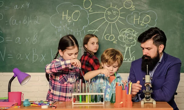 Equipo de laboratorio de la escuela de biología. educación en biología. Microscopio. de vuelta a la escuela. experimentar con productos químicos o microscopio en el laboratorio. feliz maestro de niños. Mejorar la medicina moderna — Foto de Stock