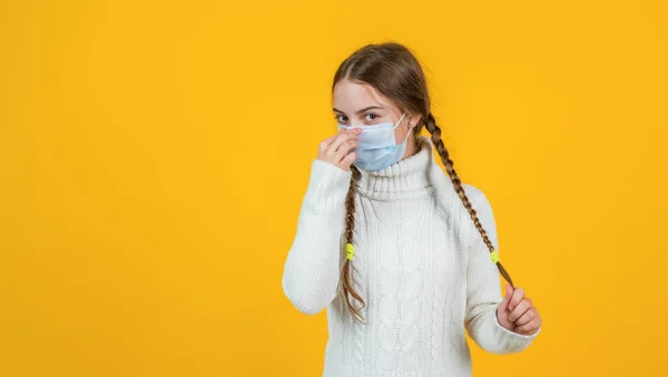 Menina criança usando máscara respiradora para proteger do coronavírus, pandemia — Fotografia de Stock