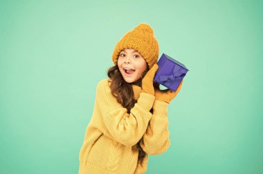 Alışveriş zamanı. Küçük kız sıcak tutacak elbiseler. Küçük gizli hediye kutusu. Onun için hoş bir sürpriz. Kış tatiline yardım. Aziz Nicolas Günü. Xmas alışveriş satışları. Yeni yıl hatırası. Hatıra kutusu.