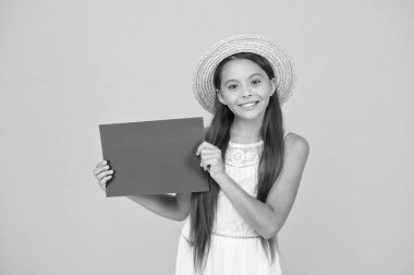 Sıcak bir gülümseme. Yaz tatili ve tatil. Çocuk sezonluk moda satışları. Dertsiz güzellik kâğıdı sayfası. kopyalama alanı. Hasır şapkalı gülümseyen çocuk. Küçük çocuk plaj aktivitesi ilanı veriyor. Mutlu çocukluk