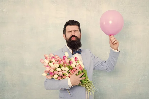 Célébration du mariage. Groom envoyer baiser d'air avec des tulipes et ballon. Célébration de mariage. Fleurs de mariage. Saint Valentin. Journée des femmes. Fleuriste. Livraison de bouquet de mariage — Photo