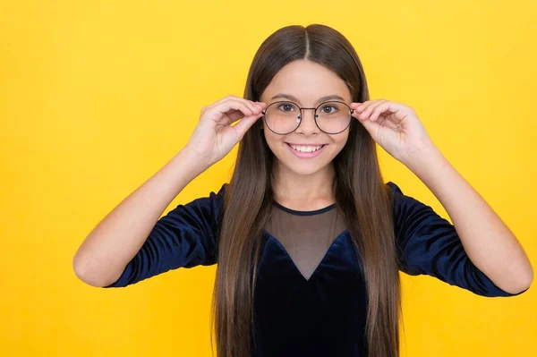 Chica adolescente feliz con gafas debido a la mala vista, oculista —  Fotos de Stock
