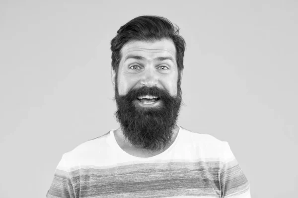 Obtenir style chez le coiffeur. Un sourire de célibataire. vie lumineuse vivant. brutal homme barbu sur fond jaune. mode d'été masculine. hipster mature a une moustache parfaite. Un mec qui a l'air heureux. homme barbier soins — Photo