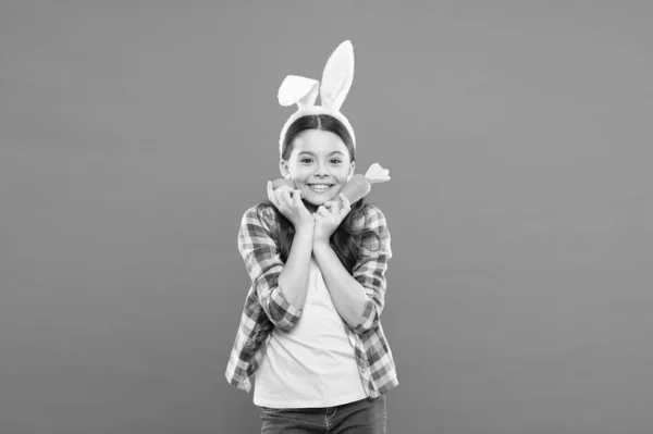Bunny te quiere. niña conejo mantenga la zanahoria. recoger y pintar huevos. Feliz Pascua. Caza de huevos de Pascua. Huevos de Pascua y conejito lindo. niño con orejas de conejo el día de Pascua. Decoración divertida —  Fotos de Stock
