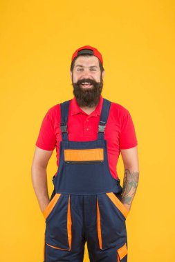 Mutlu, sakallı, olgun bir işçi. Elektrikçi tamir ve onarım. Profesyonel teslimat yükleme servisi. Üniformadan emin. İnşaat alanında çalışıyorum. Sakallı erkek tamirci.