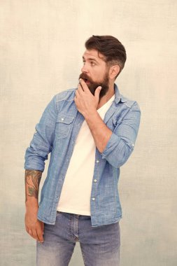 Aman Tanrım! Etkileyici hipster. Adam nefes nefese kaldı. Şok edici bir kavram. İnanılmaz duygusal bir ifade. Şaşırmış sakallı hippi ağız avuç içini kapatıyor. İçtenlikle etkilendim. İyi izlenim. İlk izlenim