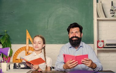 Çocukla birlikte sakallı pedagog çalışması. Ders çalışmak eğlencelidir. Öğretmen ve liseli kız. Görev başarıyla tamamlandı. Babamla evde eğitim. Çalışmaya yardım. Disiplin terbiyesi. Ders bitti.