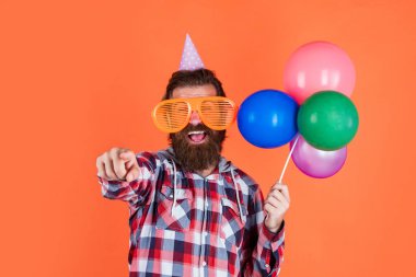 Süslü saçlı ve sakallı erkek hippi parti balonları, tatil