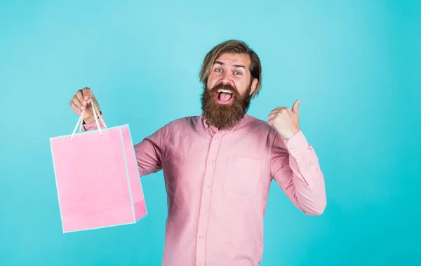 Hombre barbudo feliz sosteniendo paquete de regalo. feliz cumpleaños o aniversario. celebración de vacaciones. sorpresa para él. compras y venta. maduro brutal hipster con presente. comprar en el centro comercial —  Fotos de Stock