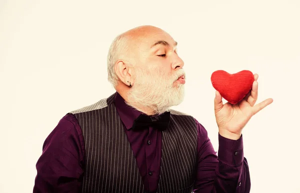 Asistenţă medicală. Senior chel cap barbă om deține inima roșie. Probleme cardiace și asistență medicală. Omul matur cu inima de Valentine. Prevenirea atacului de cord. Îndrăgostesc. Diagnosticul și tratamentul bătăilor inimii — Fotografie, imagine de stoc