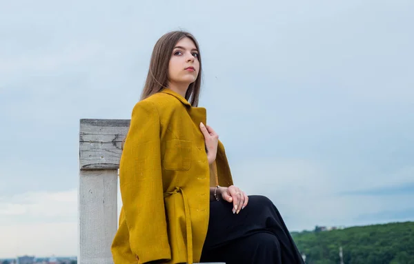 Chica de moda buscando niño con cara bonita al aire libre, moda feliz — Foto de Stock