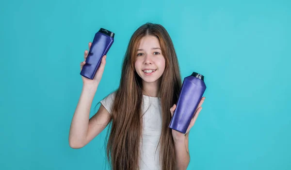 Fazer o cabelo parecer mágico. Beleza. lavar e enxaguar. menina adolescente feliz apresentando produto cosmético. shampooing cabelo no salão. hábitos diários e cuidados pessoais. criança use xampu em garrafa. condicionador de cabelo — Fotografia de Stock